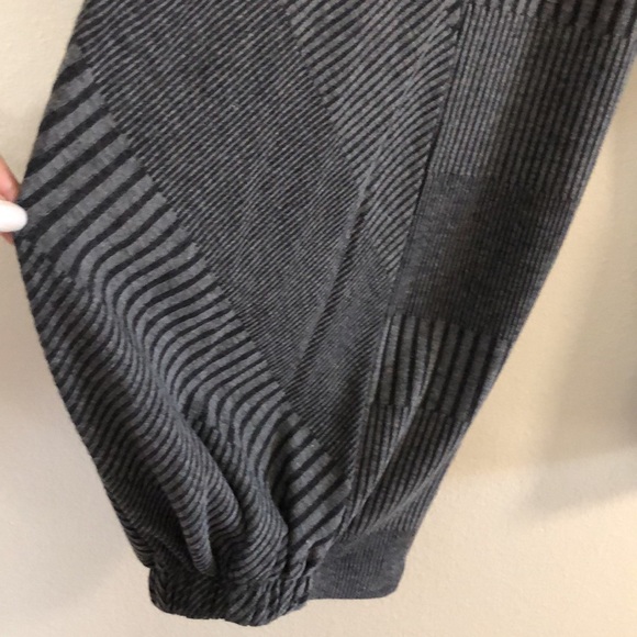 Pull-on Gray cropped pants designer is IC Collections by Connie K - Picture 6 of 8